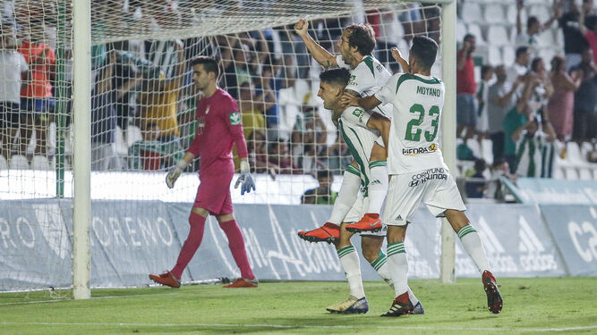 Juanto Ortuño celebra el gol de la victoria ante el Recreativo Granada con Raúl Cámara y Moyano.