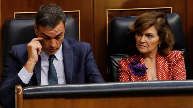 Pedro Sánchez y Carmen Calvo, en sus escaños del Congreso.