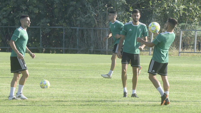 Zelu controla un balón con el pecho ante la mirada de José Antonio González y Fernández.