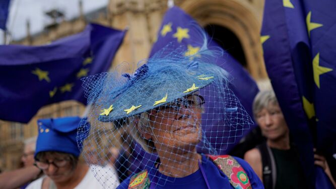 Una manifestante viste un tocado con la badera de la UE durante las protestas frente al Parlamento Británico.