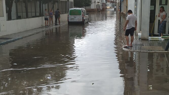 Calle de La Carlota anegada tras las lluvias del lunes.