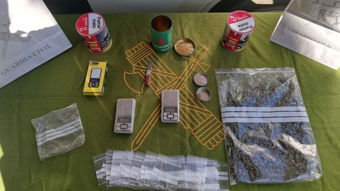 Material y droga incautados por la Guardia Civil.