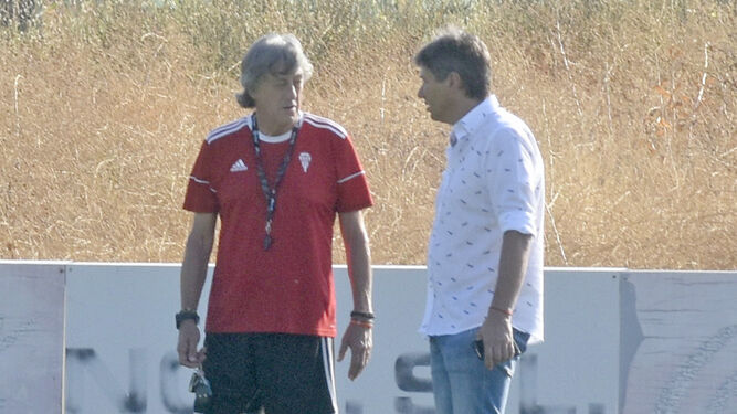 Enrique Martín dialoga con Alfonso Serrano sobre el terreno de juego de la Ciudad Deportiva.
