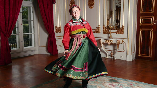Foto oficial de la confirmación de Ingrid Alexandra de Noruega, con el traje típico de su país.