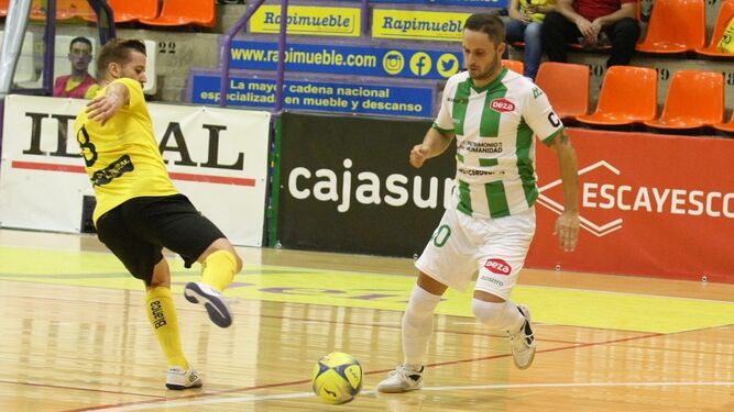 El blanquiverde Manu Leal intenta sortear la marca de un jugador del Jaén Paraíso Interior.