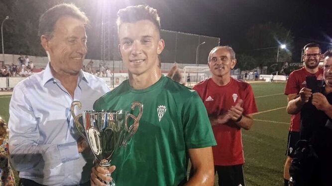 El capitán del Córdoba juvenil recoge el Trofeo Matías Prats disputado recientemente en Villa del Río.