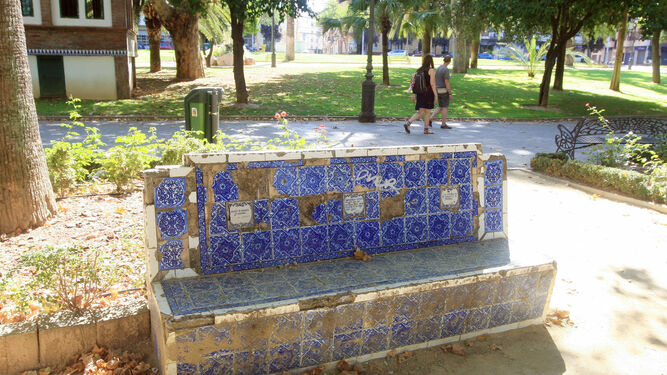 Uno de los bancos de azulejos de los jardines de la Agricultura.