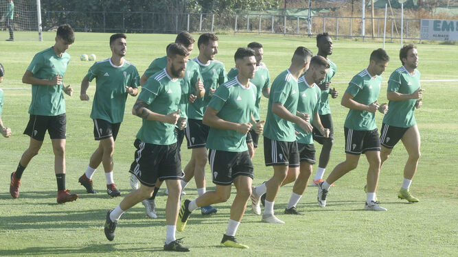 Los jugadores del Córdoba CF calientan antes de un entrenamiento.