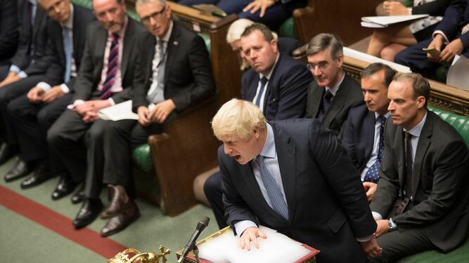 El primer ministro británico, Boris Johnson, gesticula durante su intervención en el Parlamento.