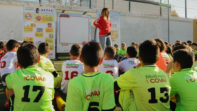 Varios niños asisten a una de las actividades de la Copa Covap.