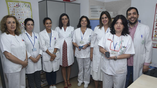 Paloma Moreno (centro), junto a parte del equipo del hospital de día y de Endocrinología.