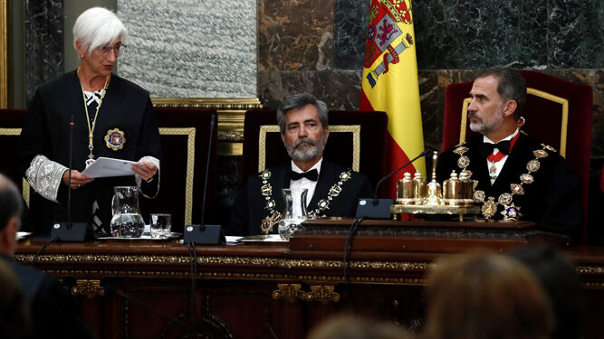 El rey Felipe VI, junto al presidente del Consejo General del Poder Judicial, Carlos Lesmes, escucha la intervención de  María José Segarra.