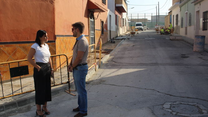 La concejala Verónica Morillo, de visita a las obras junto a un técnico.