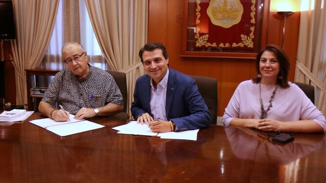Firma del convenio entre el Ayuntamiento y Anida.
