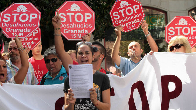 Manifestación de un grupo antidesahucios en Granada