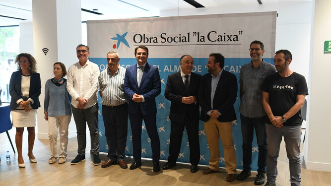 Los directivos de las fundaciones junto al alcalde de Córdoba y el director territorial de la Caixa.
