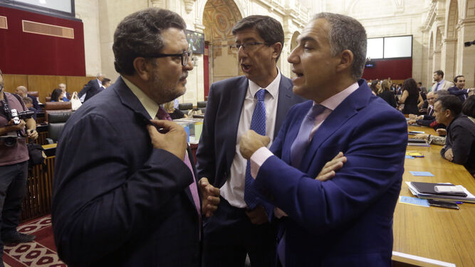 Francisco Serrano (Vox), Juan Marín (Cs) y Elías Bendodo (PP), en el Parlamento.