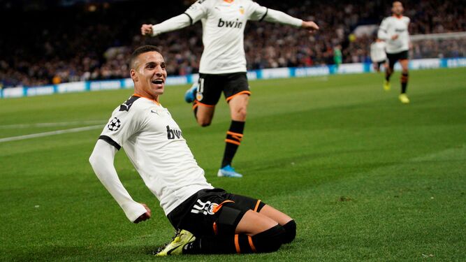 Rodrigo celebra su gol en Stamford Bridge.