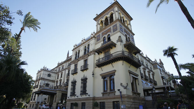 Fachada principal del Hotel Alfonso XIII, inmueble que pertenece al Ayuntamiento.