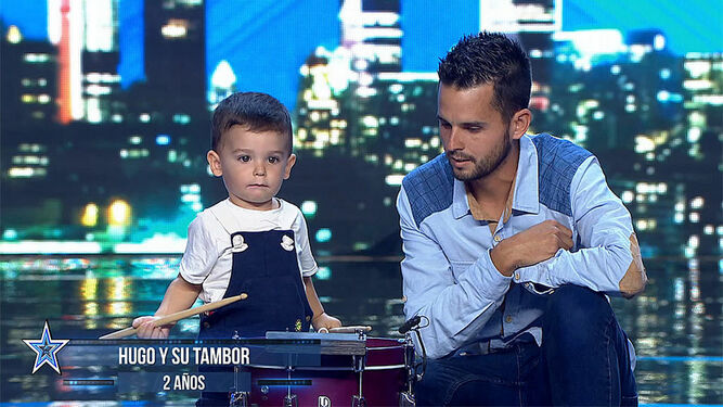 Hugo Molina, con su padre, en una de sus actuaciones de 'Got Talent'.