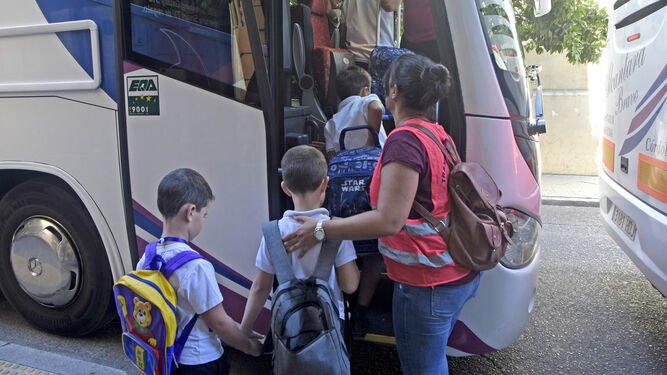 Alumnos del colegio del Centro acceden a un autobús.