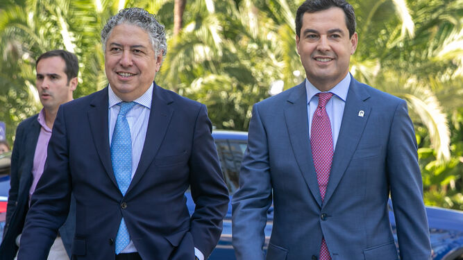 Juanma Moreno y Tomás Burgos, secretario general de Presidencia.