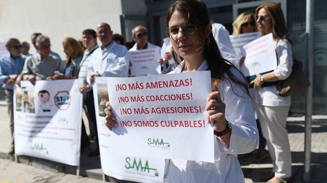 Protesta de profesionales sanitarios ante el aumento de las agresiones.