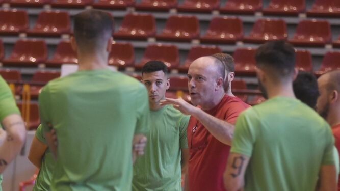 Macario da instrucciones a sus jugadores durante un entrenamiento en Vista Alegre.