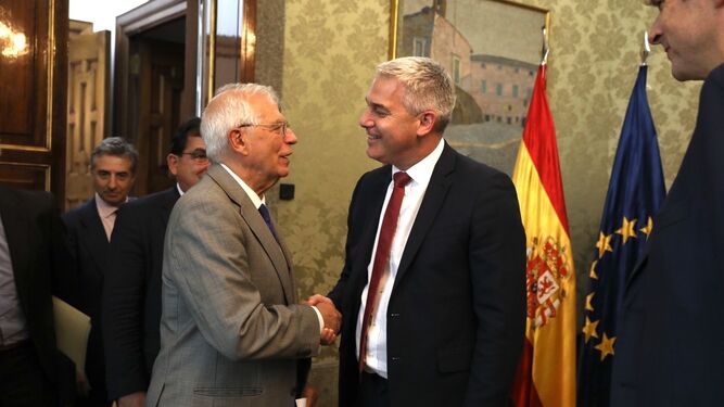 Josep Borrell y Stephen Barclay se saludan en Madrid.