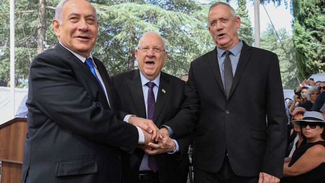 Benjamin Netanyahu,ell presidente israelí,  Reuven Rivlin,. y Benny Gantz estrechan sus manos en un acto este jueves en Jerusalén.