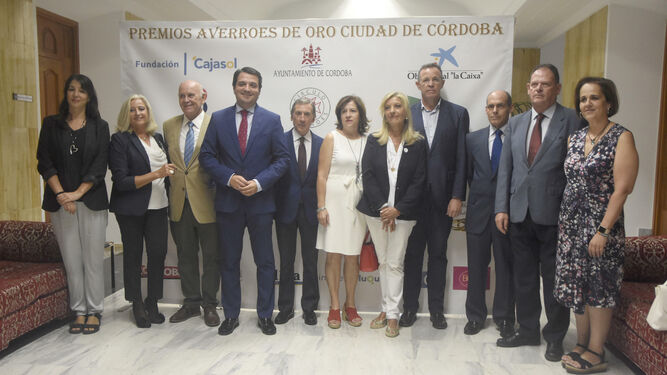 Foto de familia del alcalde con los miembros del jurado de los Premios Averroes de Oro Ciudad de Córdoba 2019.