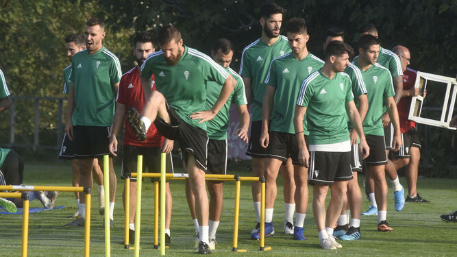 Chus Herrero encabeza el grupo durante un ejercicio, en un entrenamiento en la Ciudad Deportiva.
