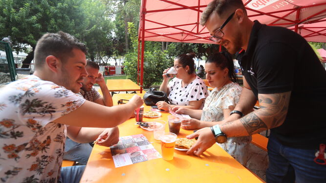 Una familia degusta algunas de las tapas de la Feria de la Tapa.