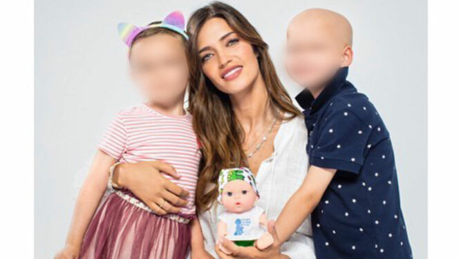 Sara Carbonero, con su 'Baby Pelón' y dos niños enfermos de cáncer.