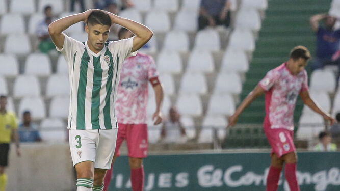 Jesús Álvaro se lamenta tras una ocasión fallada por el Córdoba CF ante el Badajoz.