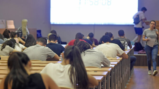 Alumnos durante las pruebas de acceso a la Universidad en la Facultad de Medicina.