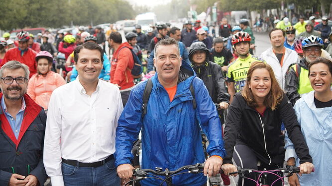 José María Bellido y Manuel Torrejimeno, en el centro, en la Fiesta de la Bicicleta.