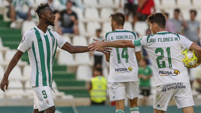 Owusu y Javi Flores se felicitan tras el gol del empate ante el Badajoz.