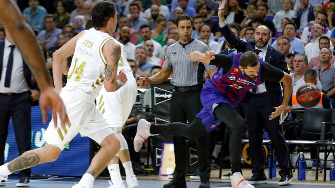 El barcelonista Mirotic no llega a un balón durante la final de la Supercopa Endesa de baloncesto contra el Real Madrid.