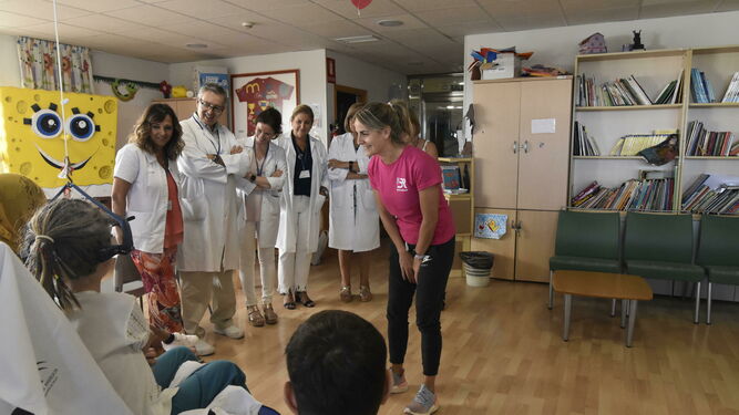 Belén Recio habla con un grupo de niños ingresados en el Hospital Reina Sofía.