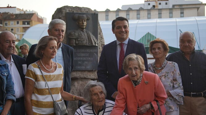 Familiares de Guerrita y el alcalde, en la inauguración del busto del torero.