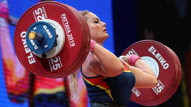 La española Lydia Valentín, en plena competición en la categoría de 81 kilos.