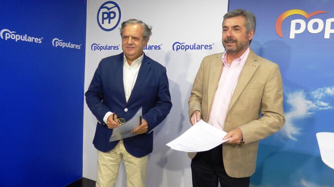 Salvador Fuentes y Miguel Ángel Torrico, en la sede del PP.