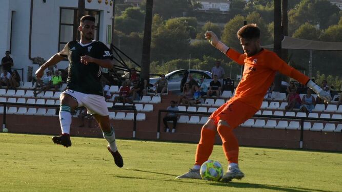 Alfonso Pastor despeja un balón ante Moyano, en el reciente amistoso entre el Córdoba CF y el Sevilla Atlético.
