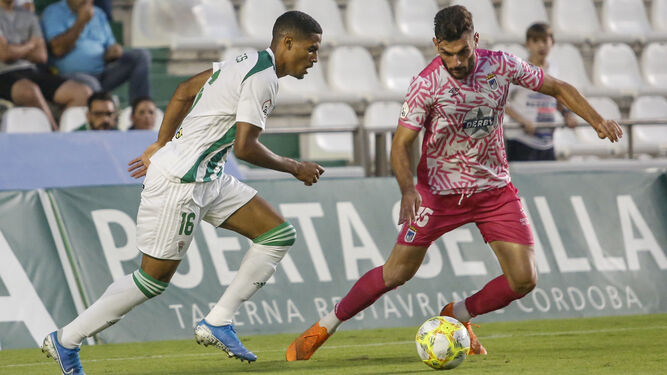 Gabriel Novaes intenta desbordar a Pablo Vázquez en el Córdoba CF-Badajoz.