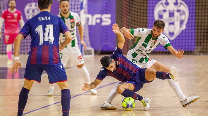 Zequi presiona a un jugador del Levante Futsal.