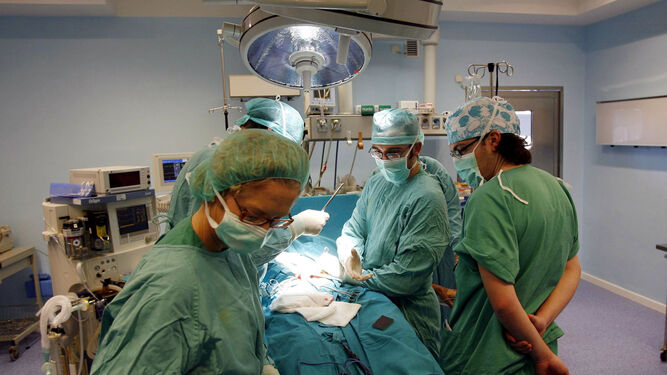 Profesionales sanitarios durante una intervención quirúrgica.