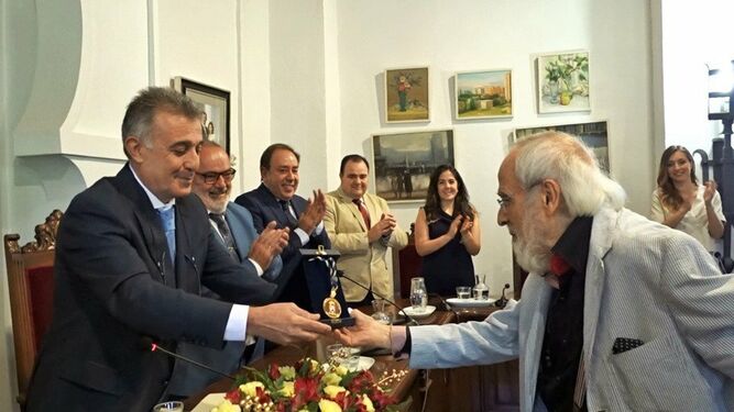 El alcalde entrega a  Ginés Liébana entrega la Medalla de Oro de Villa del Río.