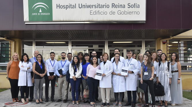 Reumatólogos del Hospital Reina Sofía y  profesionales participantes en el curso.