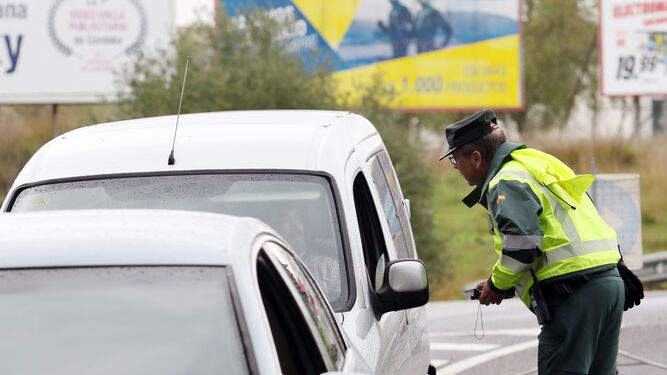 Un agente habla con un conductor, en una campaña de vigilancia del cinturón de seguridad.